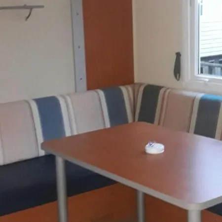 キャンプ場 Mobil-home Pour 8 Pers. Avec Terrasse A Saint-sornin - Api-1-52-461