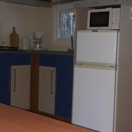 Mobil-home Pour 8 Pers. Avec Terrasse A Saint-sornin - Api-1-52-461