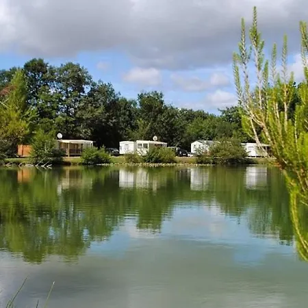 Mobil-home Pour 8 Pers. Avec Terrasse A Saint-sornin - Api-1-52-461 キャンプ場 Saint-Sornin