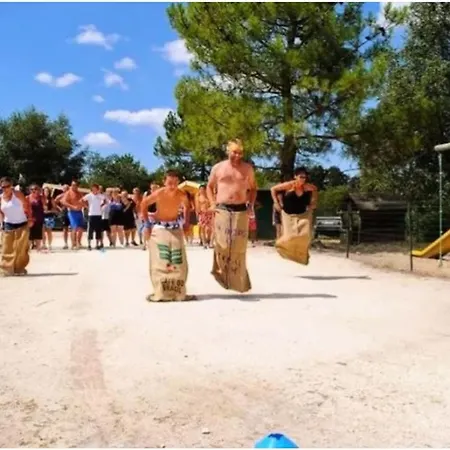 Mobil-home Pour 8 Pers. Avec Terrasse A Saint-sornin - Api-1-52-461 キャンプ場 Saint-Sornin