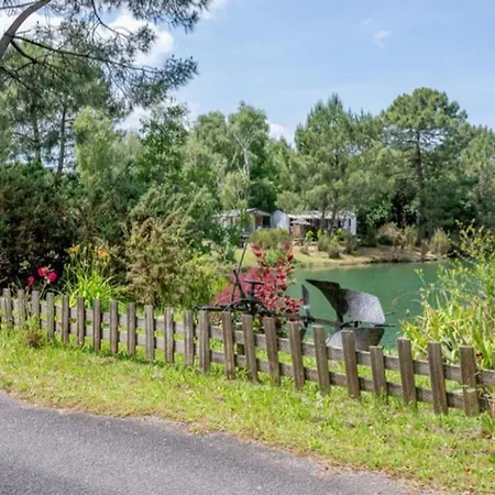 Mobil-home Pour 8 Pers. Avec Terrasse A Saint-sornin - Api-1-52-461 *