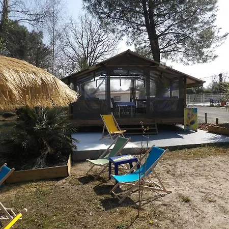 Mobil-home Pour 8 Pers. Avec Terrasse A Saint-sornin - Api-1-52-461 *