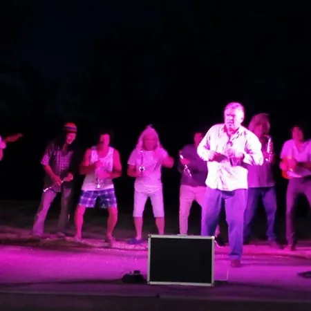 Mobil-home Pour 8 Pers. Avec Terrasse A Saint-sornin - Api-1-52-461