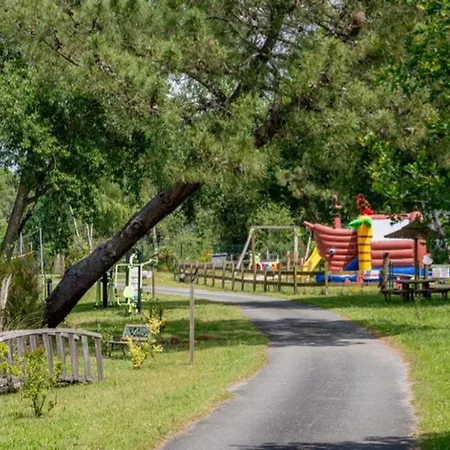 Mobil-home Pour 8 Pers. Avec Terrasse A Saint-sornin - Api-1-52-461 *