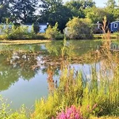 Mobil-home Pour 8 Pers. Avec Terrasse A Saint-sornin - Api-1-52-461 キャンプ場 Saint-Sornin