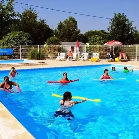 Mobil-home Pour 8 Pers. Avec Terrasse A Saint-sornin - Api-1-52-461 * Saint-Sornin (Charente-Maritime)