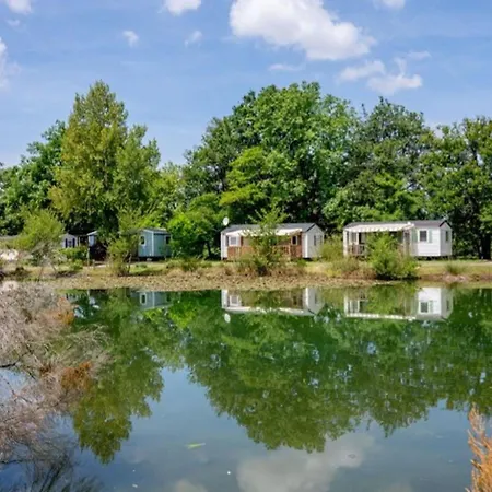 Mobil-home Pour 8 Pers. Avec Terrasse A Saint-sornin - Api-1-52-461 * Saint-Sornin (Charente-Maritime)