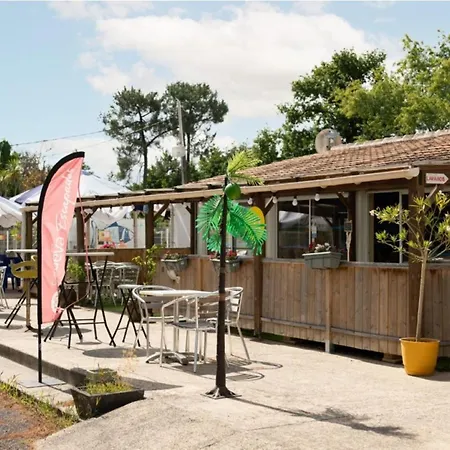 Mobil-home Pour 8 Pers. Avec Terrasse A Saint-sornin - Api-1-52-461 キャンプ場 Saint-Sornin