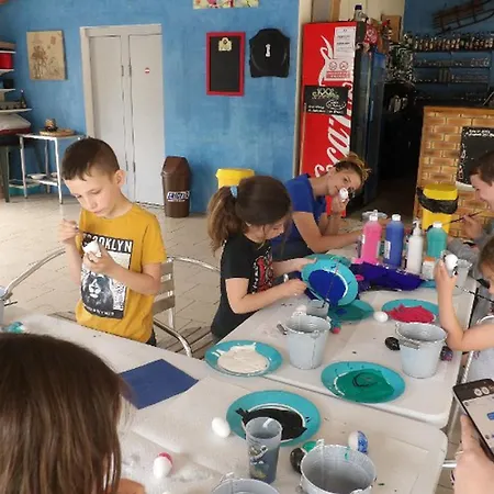 Mobil-home Pour 8 Pers. Avec Terrasse A Saint-sornin - Api-1-52-461 キャンプ場